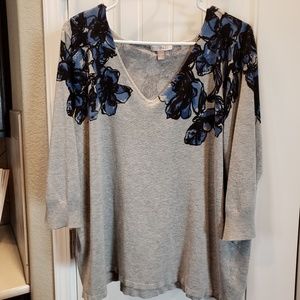 Roz & Ali V-neck top with floral accents EUC